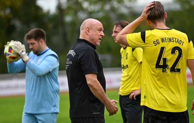 Für die SG Weinstadt um Trainer Stefan Sonn (Mitte) wurde es zum Saisonende hin unnötig knapp – was bleibt, ist aber der Klassen