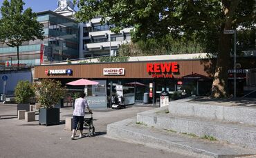 Der neu gestaltete Eingang zum Rewe am Alten Postplatz in Waiblingen.