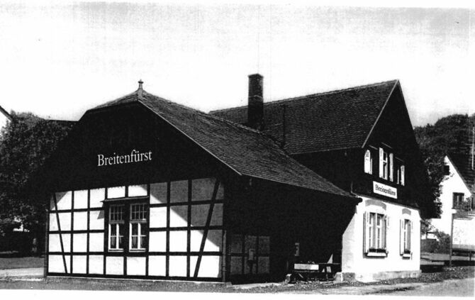 Die historische Aufnahme zeigt den Bahnhof Breitenfürst: In dieser Art soll er wieder aufgebaut werden.