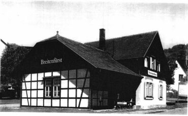 Die historische Aufnahme zeigt den Bahnhof Breitenfürst: In dieser Art soll er wieder aufgebaut werden.