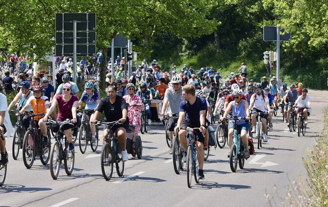 Die Zahl der Rad-Pendler nimmt zu - dass die Straße den Radfahrern gehört wie hier bei einer großen Radsternfahrt am Sonntag (21