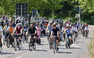 Die Zahl der Rad-Pendler nimmt zu - dass die Straße den Radfahrern gehört wie hier bei einer großen Radsternfahrt am Sonntag (21