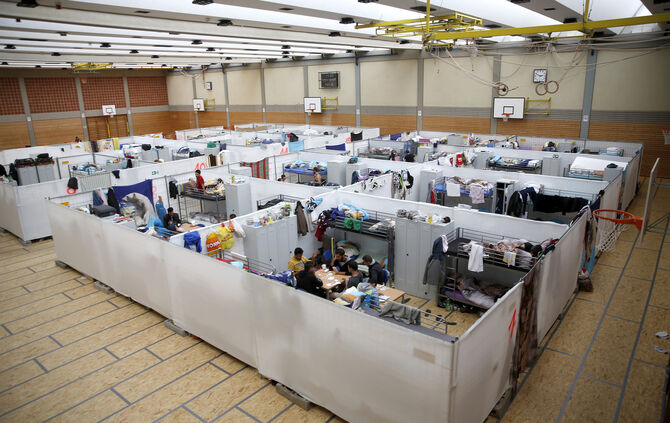 2015 mussten ankommende Flüchtlinge zum Beispiel in der Turnhalle des Waiblinger Berufsschulzentrum unterkommen.