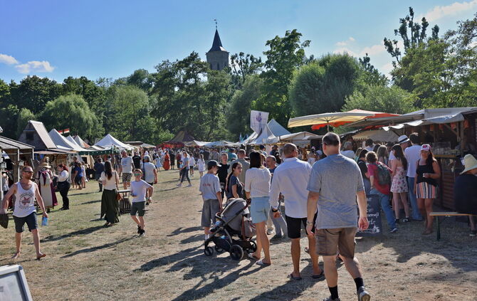 Beliebt, spannend und vor allem nachmittags ziemlich heiß: Das Staufer-Spektakel auf der Brühlwiese.