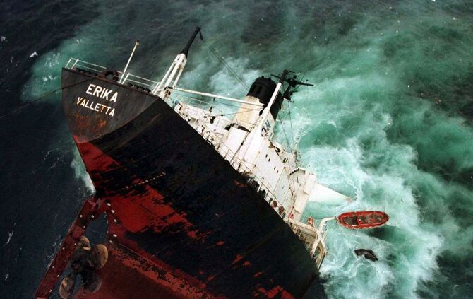 Jahre nach Havarie der Erika - Marine dichet Risse im Wrack