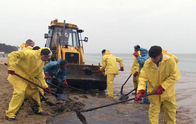 Jahre nach Havarie der Erika - Marine dichet Risse im Wrack