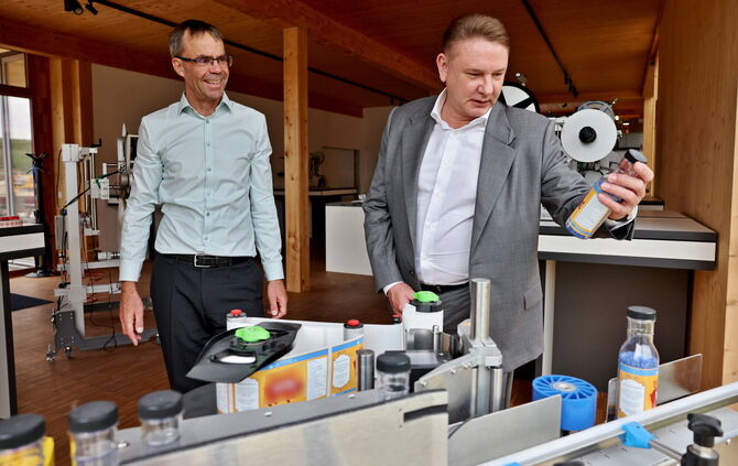 Die Firma "TagOn" stellt Maschinen für Selbstklebe-Etiketten her - und zwar als Einzelanfertigungen auf Kundenwunsch. Unser Bild