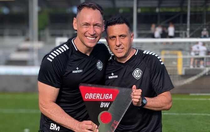 Giuseppe Catizone steigt mit dem VfR Aalen auf (rechts neben Cheftrainer Beniamino Molinari).
