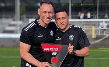 Giuseppe Catizone steigt mit dem VfR Aalen auf (rechts neben Cheftrainer Beniamino Molinari).