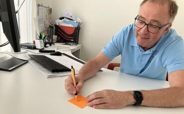 Kinderarzt Stefan Klimmeck malt auf, wie man eine Zecke am besten entfernt.
