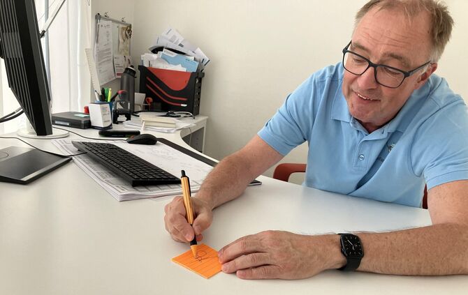 Kinderarzt Stefan Klimmeck malt auf, wie man eine Zecke am besten entfernt.