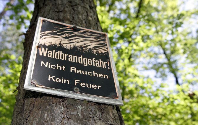 Ein Schild weist auf die Waldbrandgefahr hin (Symbolfoto).