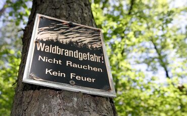 Ein Schild weist auf die Waldbrandgefahr hin (Symbolfoto).