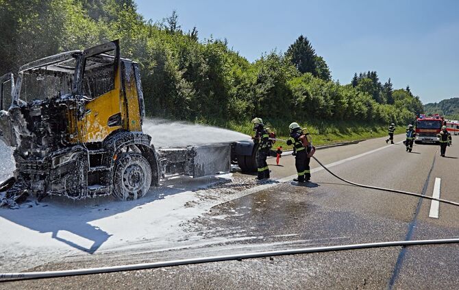 Brennender Lastwagen auf Standstreifen