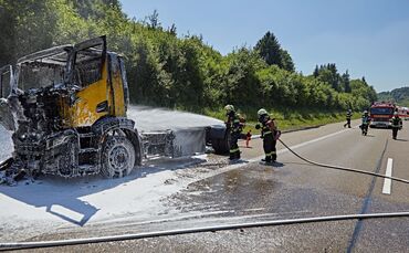 Brennender Lastwagen auf Standstreifen