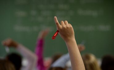 Die Schule muss zum Schuljahresende geschlossen werden. (Symbolbild)