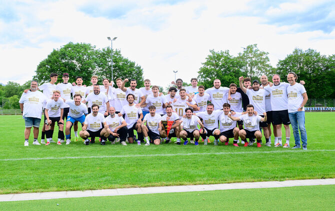 Nach dem letzten Spieltag feierte der FSV Waiblingen II mit Meisterwimpel.