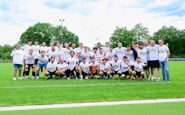 Nach dem letzten Spieltag feierte der FSV Waiblingen II mit Meisterwimpel.