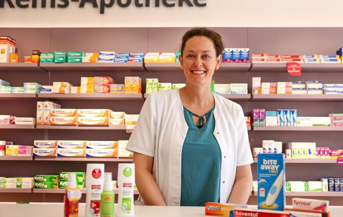 Apothekerin Verena Oesterle erklärt, wie man am besten vorgeht, wenn man arg von Schnakenstichen geplagt wird.