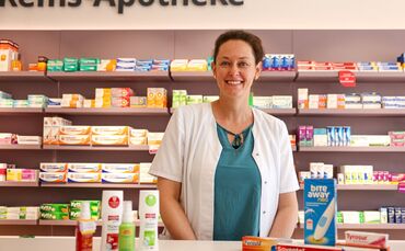 Apothekerin Verena Oesterle erklärt, wie man am besten vorgeht, wenn man arg von Schnakenstichen geplagt wird.