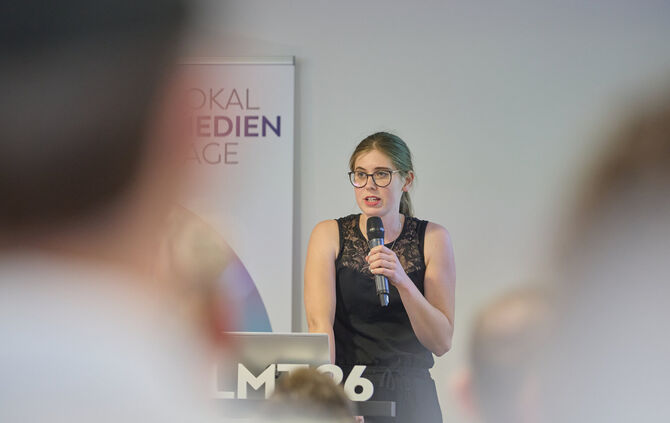 Kernen-Redakteurin Lynn Nagy (29) bei ihrer Präsentation bei den Lokalmedientagen 2026.