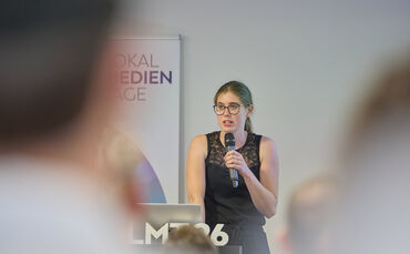 Kernen-Redakteurin Lynn Nagy (29) bei ihrer Präsentation bei den Lokalmedientagen 2026.