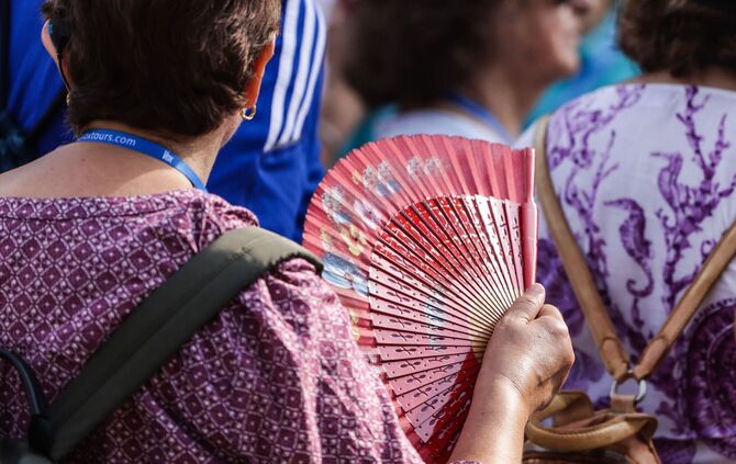 Für ein bisschen kühleren Wind: Bei Hitze sollen Handfächer helfen. (Archivbild)