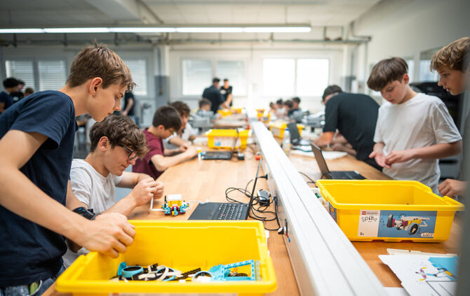 Schüler der Albertville-Realschule Winnenden tüfteln bei Kärcher an ihren Robotern.