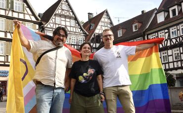 Organisieren den ersten CSD in Schorndorf: Gratian Riter (von links), Corin Benesch und Tolunay Yöce.