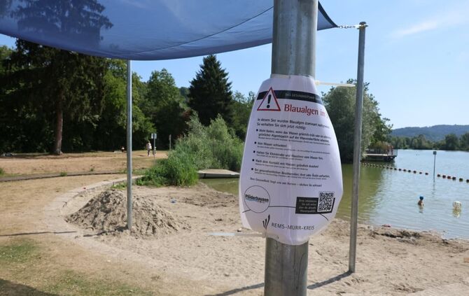 Am See hängen Hinweise des Gesundheitsamts.