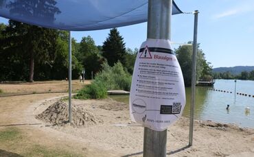 Am See hängen Hinweise des Gesundheitsamts.