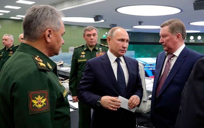 Sergej Iwanow (r.) und Wladimir Putin (m.)
