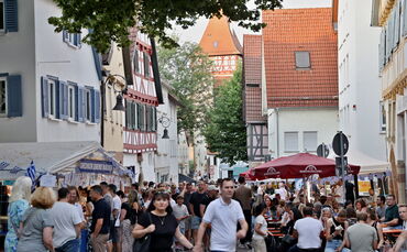 Nur noch kurze Zeit bis zur Eröffnung des Altstadtfests in Waiblingen: Ob es bei der Hitze wieder so voll wird wie 2025 (Archivf