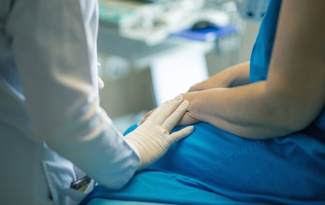 Die Hitze belastet derzeit auch die Patienten und Beschäftigten in den Krankenhäusern (Symbolfoto).