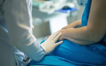 Die Hitze belastet derzeit auch die Patienten und Beschäftigten in den Krankenhäusern (Symbolfoto).