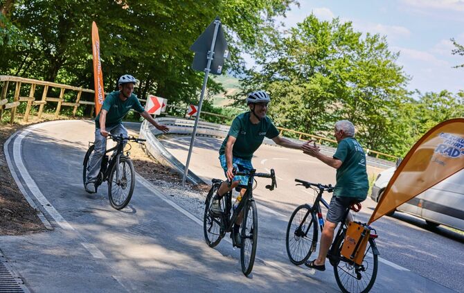 Freude bei Radfahrern: Der sanierte Geh- und Radweg entlang der K1864 zwischen Beutelsbach und Aichelberg ist nun fertig.