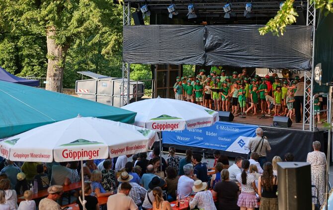 Eröffnung des Altstadtfests am Freitagabend, 26. Juni 2026, auf dem Elsbeth-und-Hermann-Zeller-Platz. Auf der Bühne stehen zwei