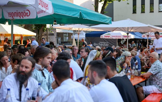 Publikum bei der Altstadtfest-Eröffnung auf dem Zeller-Platz.