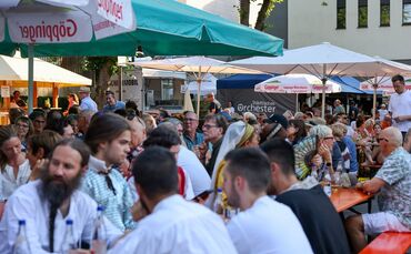 Publikum bei der Altstadtfest-Eröffnung auf dem Zeller-Platz.