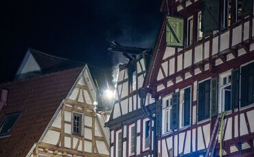 Die Flammen greifen auch auf ein benachbartes Haus über.