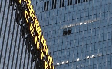 Kleinflugzeug prallt gegen höchsten Wolkenkratzer Pekings