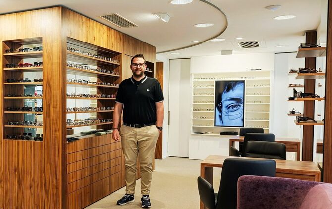 In neuem Ambiente: Friedrich Schulze hat das Optiker-Fachgeschäft am Unteren Marktplatz umfassend umgebaut.
