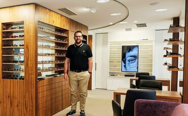 In neuem Ambiente: Friedrich Schulze hat das Optiker-Fachgeschäft am Unteren Marktplatz umfassend umgebaut.