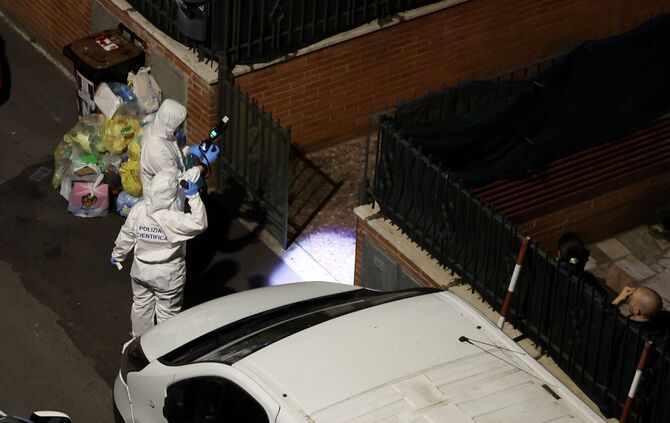 Die italienische Polizei leitete eine Großfahndung nach einem Mann, der verdächtigt wird, ein ihm bekanntes Ehepaar und deren kl