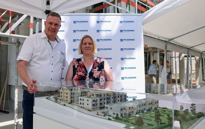 Profitieren beide von der Kooperation: Klaus-Martin Pfleiderer und Yvette Umbach beim Richtfest an der Schwaikheimer Straße.