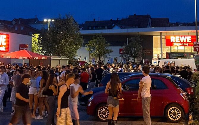 Ein Leser, der anonym bleiben möchte, hat uns dieses Foto vom Freitagabend zugeschickt. Zur Spitzenzeit feierte eine große Grupp