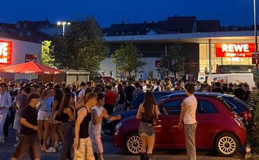 Ein Leser, der anonym bleiben möchte, hat uns dieses Foto vom Freitagabend zugeschickt. Zur Spitzenzeit feierte eine große Grupp