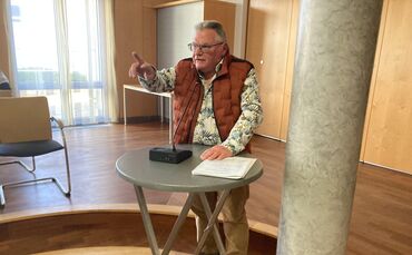 Wolfgang Kölz bei einer seiner häufigen Anfragen im Gemeinderat, in dem er nicht mehr Mitglied ist. Archivfoto