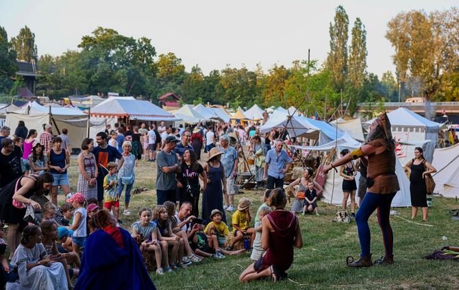 Als die Sonne langsam am Horizont verschwand, kamen auch die Besucher zum Waiblinger Altstadtfest mit Stauferspektakel.