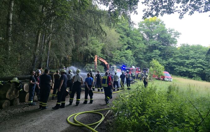 Ein Großaufgebot mehrerer Feuerwehren war zum Löschen vor Ort.